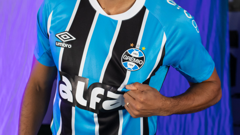1742969365_portaldogremista.com_.br-gremio-fez-a-7a-melhor-contratacao-do-brasileirao-2025-camisa-gremio-2025-la.png