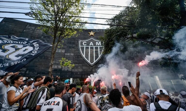 89607863_CIDADESDO-DIABELO-HORIZONTEMGTORCIDA-DO-ATLETICO-MINEIRO-REALIZA-PROTESTO-E.jpg