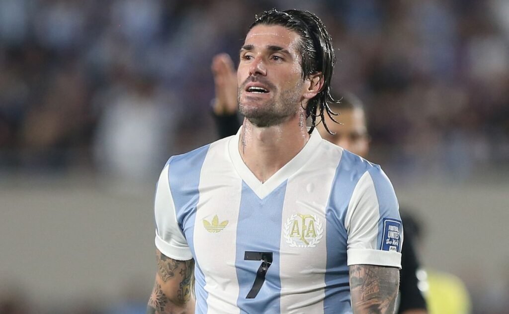 A estrela da Argentina de Paul transmite uma mensagem humilde para Raphinha após a vitória por 4-1 sobre o Brasil