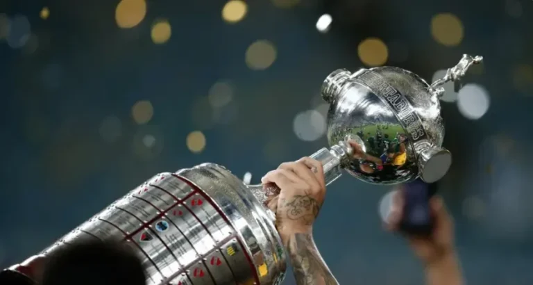 Taca-da-Copa-Libertadores-da-America_11zon.webp.webp