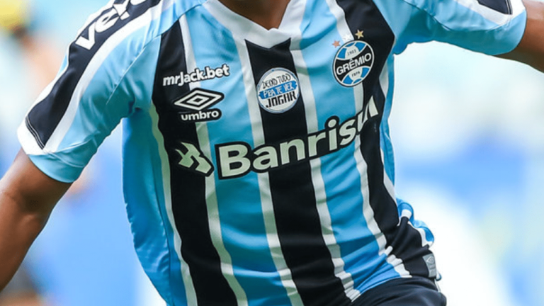 portaldogremista.com_.br-ex-jogador-do-gremio-vai-enfrentar-a-selecao-brasileira-camisa-gremio-2022.p.png