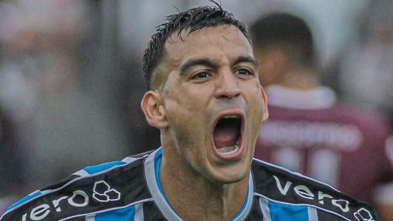 portaldogremista.com_.br-renato-revela-o-que-teria-pedido-para-cristaldo-antes-do-jogo-gremio-cristal.jpeg