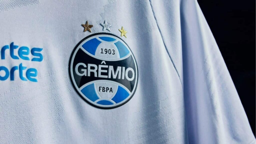 portaldogremista.com_.br-umbro-explica-referencias-para-a-criacao-da-nova-camisa-do-gremio-umbro-expl.jpeg