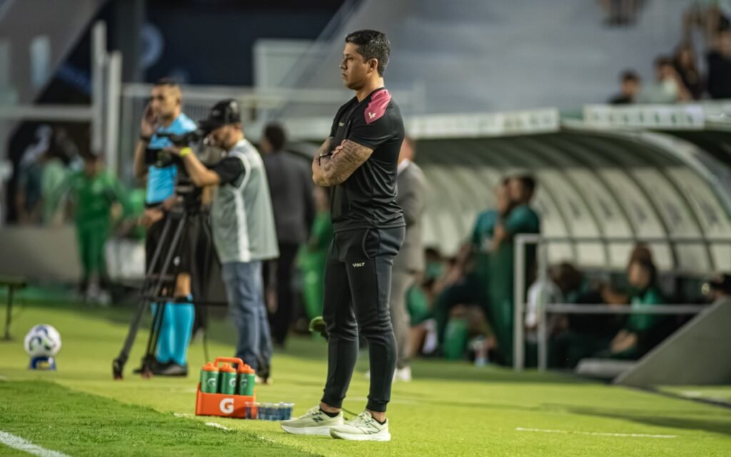 thiago-carpini-vitoria-tecnico-brasileirao.jpg