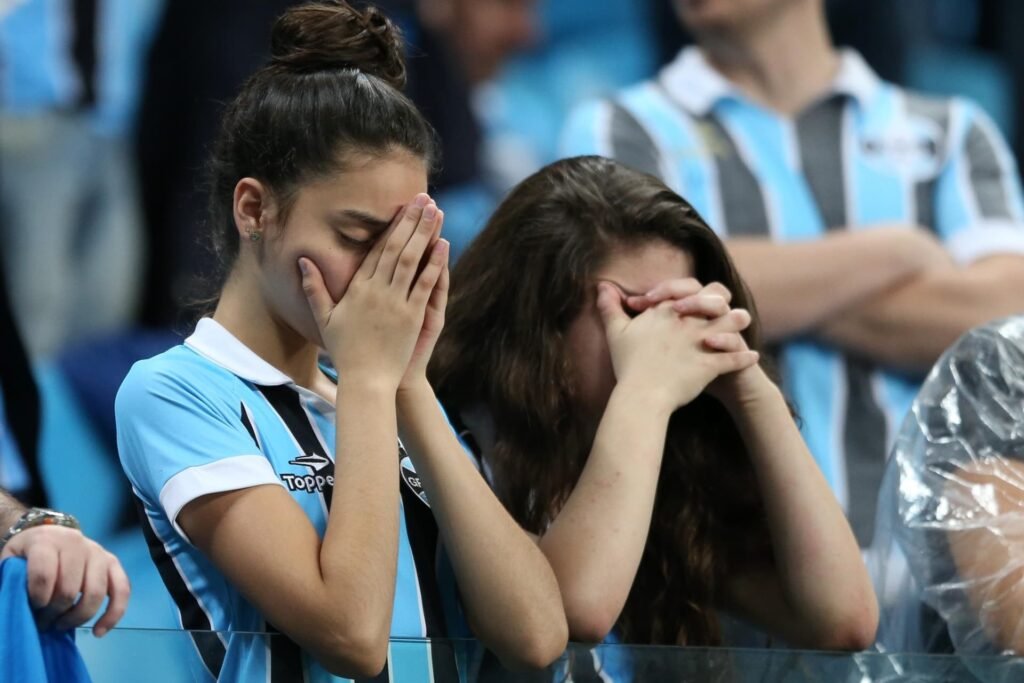 torcedoras-do-gremio-apreensivas-durante-penaltis-contra-o-corinthians-1382581361965_1920x1280-2-1.j.jpeg