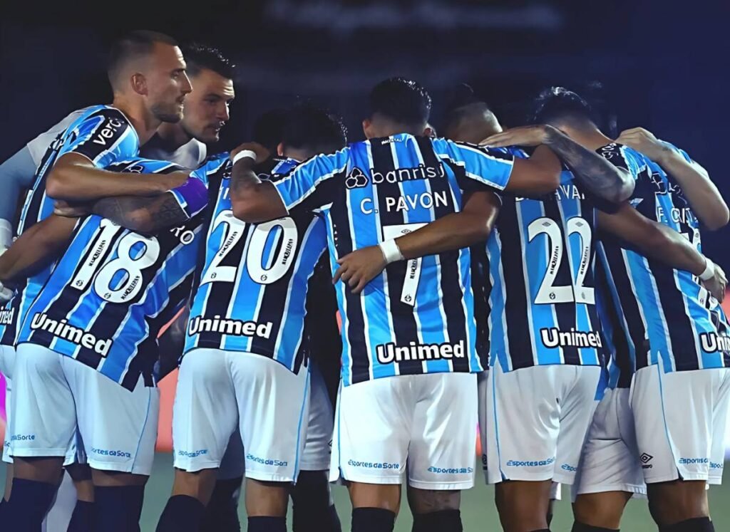 1744384621_jogadores-gremio-estreia-temporada-2025.jpg