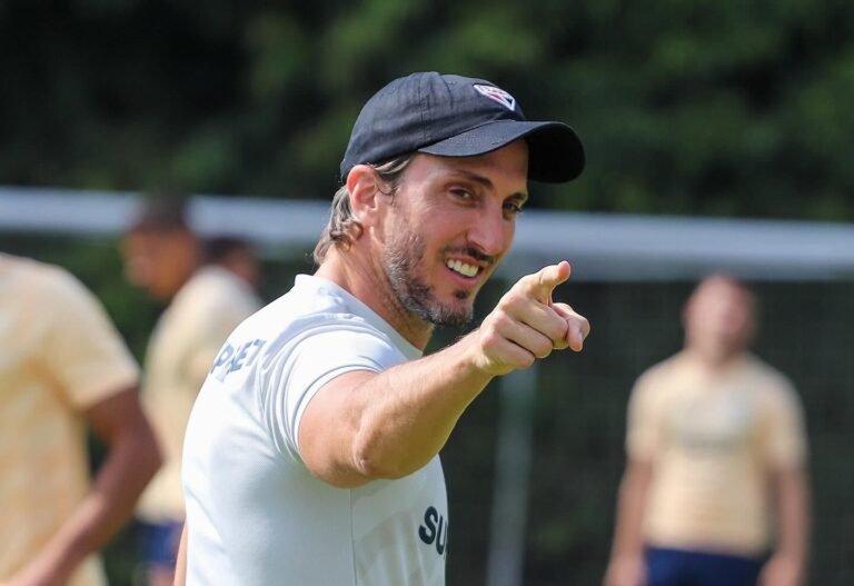 1744760553_luis-zubeldia-tecnico-do-sao-paulo-durante-treino-no-ct-da-barra-funda-1716236597813_v2_1440x1800.jp_.jpeg