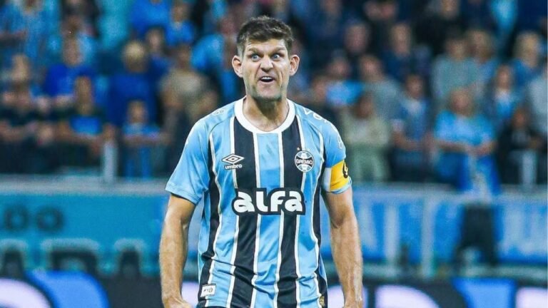 1745623069_portaldogremista.com_.br-com-erros-de-arbitragem-gremio-empata-com-o-inter-no-grenal-447-kannemann-gr.jpeg