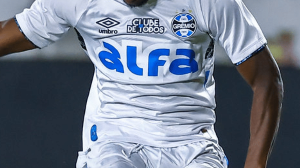 1745805503_portaldogremista.com_.br-video-viraliza-na-web-e-mostra-bronca-da-torcida-em-atacante-do-gremio-camis.png