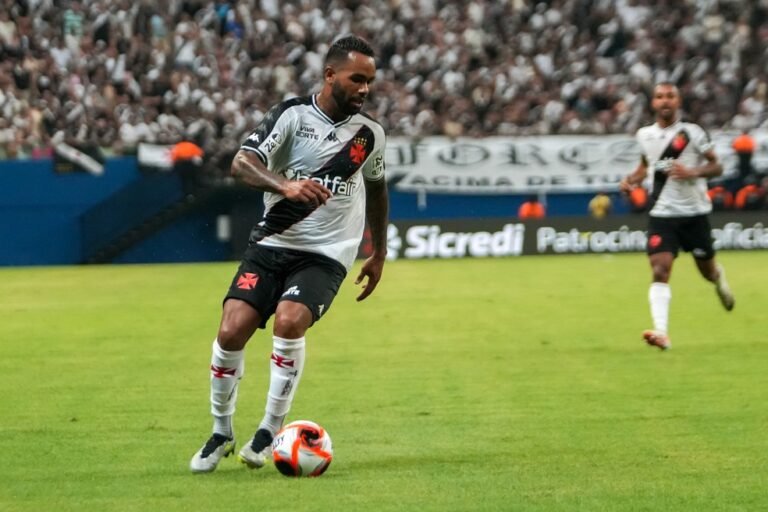 20250404-070651-1-4-alex-teixeira-com-a-bola-vasco-x-madureira-foto-aguilar-abecassisagif.jpg