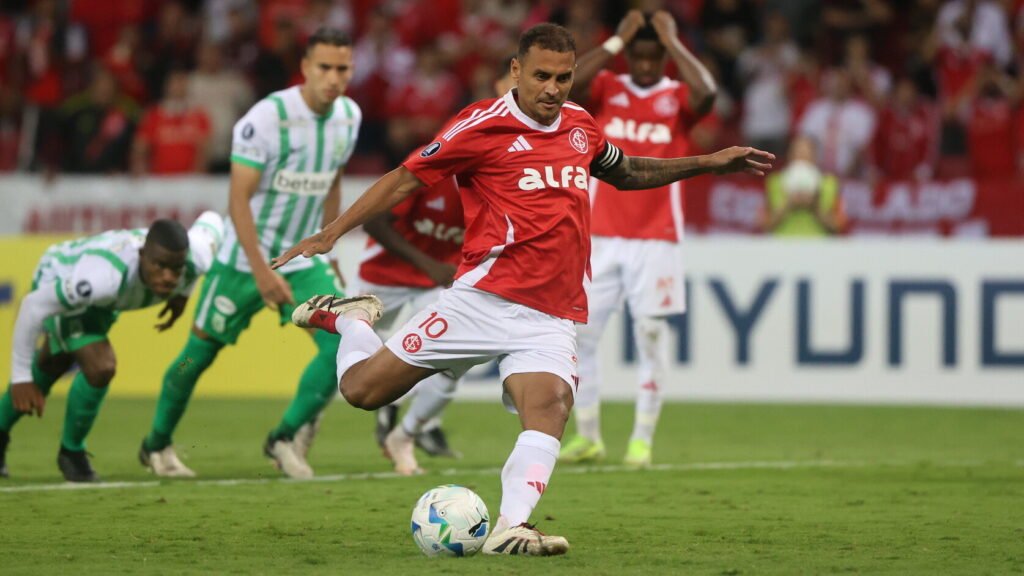 Alan-Patrick-penalti.jpg