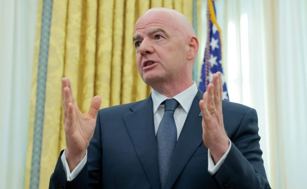 O presidente da FIFA, Infantino, rejeita as preocupações dos treinadores e jogadores na programação lotada após a adição da Copa do Mundo do Clube