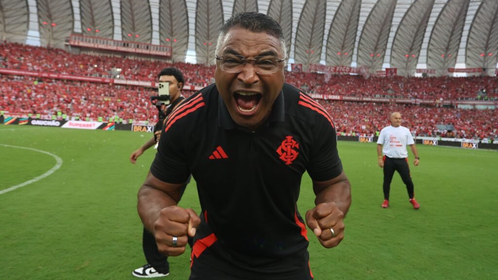 Roger-Machado-campo-celebracao-1-1024x576.jpg