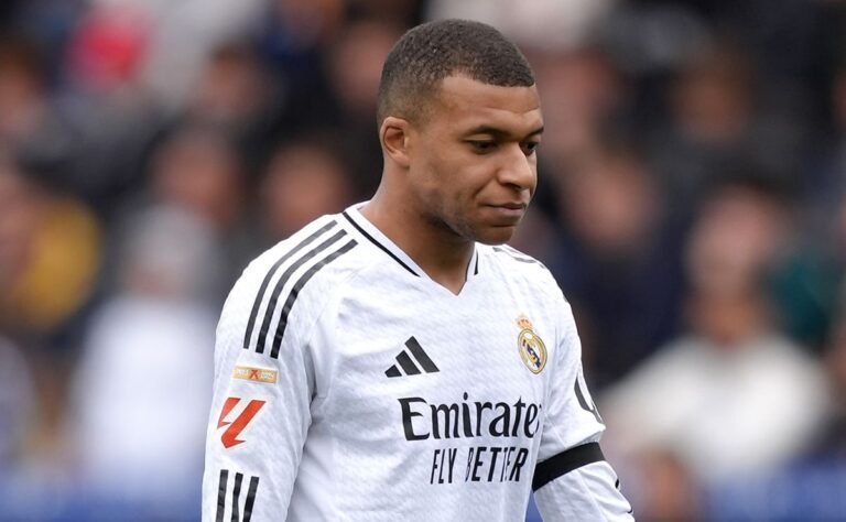 Vídeo: Kylian Mbappe recebe o primeiro cartão vermelho no Real Madrid após um ataque feroz vs. alaves