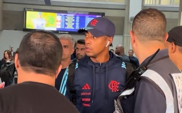 bruno-henrique-desembarque-flamengo-x-ldu-libertadores.jpg