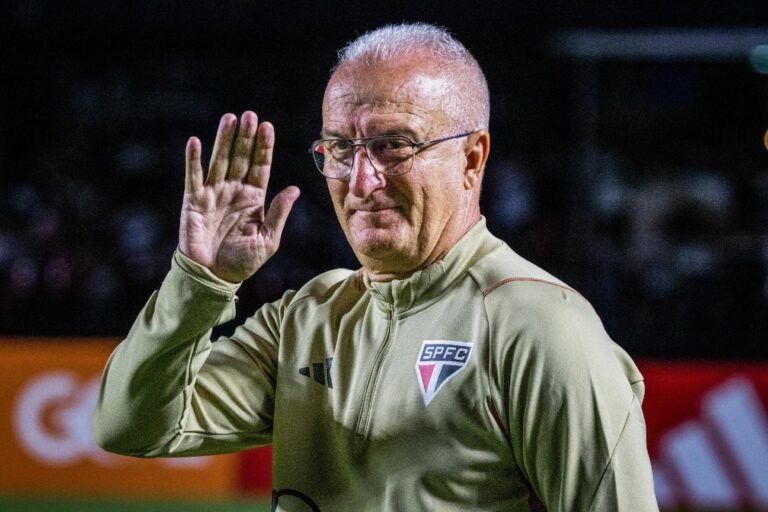 dorival-jr-tecnico-do-sao-paulo-apos-a-vitoria-sobre-o-goias-pelo-brasileirao-1685244693894_v2_1920x.jpeg