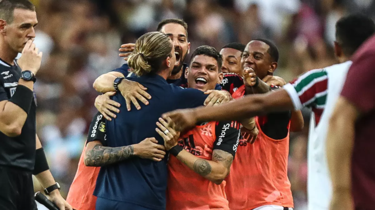 filipe-luis-e-jogadores-flamengo-x-fluminense-campeonato-carioca.png