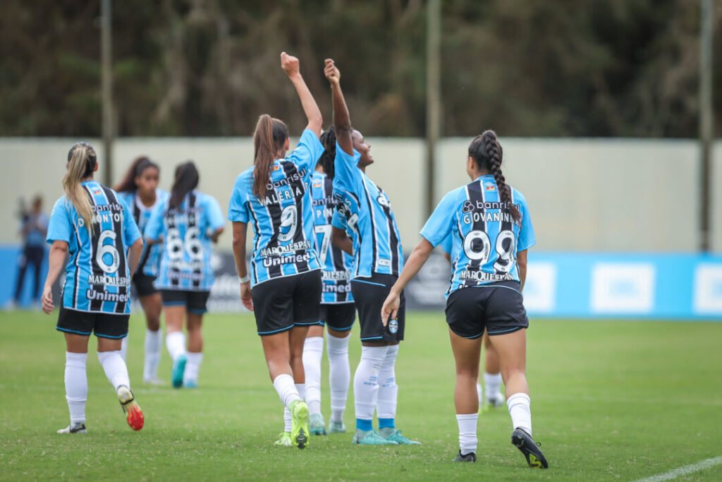portaldogremista.com_.br-atacante-comemora-1o-gol-com-a-camisa-do-gremio-a-gente-trabalha-muito-54446.jpeg