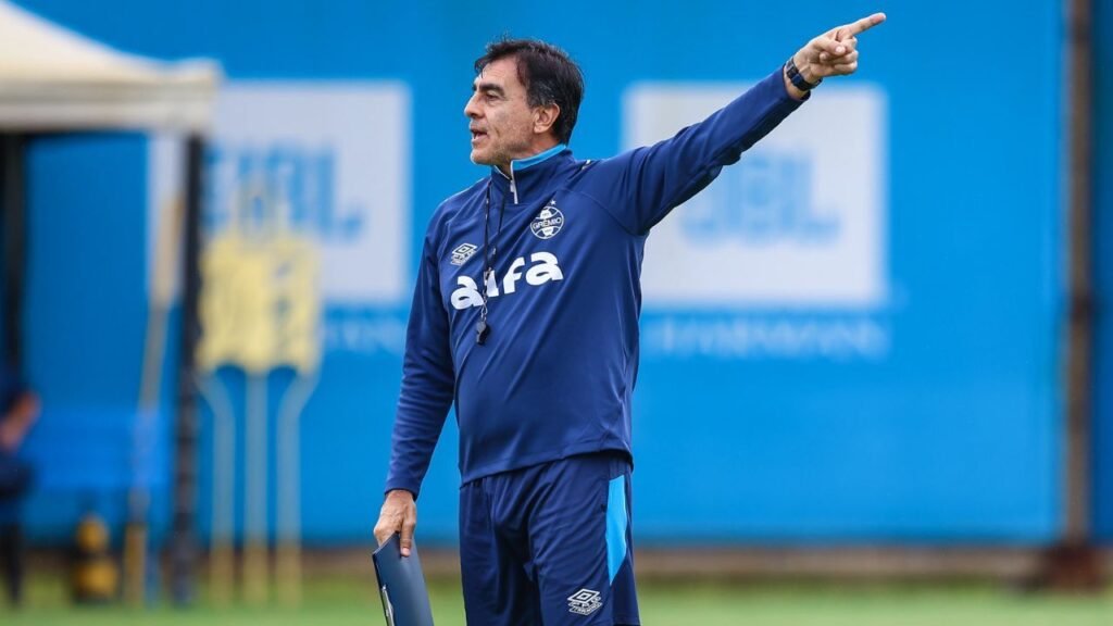 portaldogremista.com_.br-comentarista-exige-que-quinteros-nao-escale-o-gremio-com-3-volantes-gustavo.jpeg