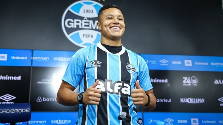 portaldogremista.com_.br-confira-quando-marlon-pode-estrear-com-a-camisa-do-gremio-marlon-lateral-gre.jpeg