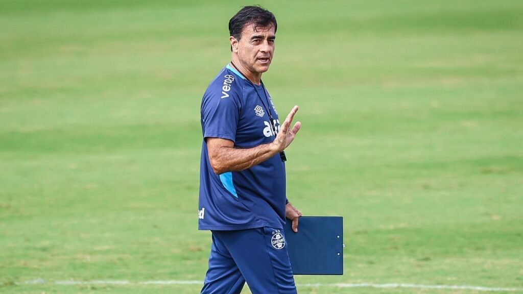 portaldogremista.com_.br-jogador-esquecido-por-quinteros-completa-15-jogos-sem-entrar-em-campo-gremio.jpeg