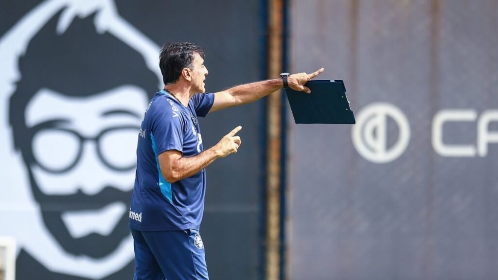 portaldogremista.com_.br-jogador-esquecido-por-quinteros-completa-15-jogos-sem-entrar-em-campo-gustav.jpeg
