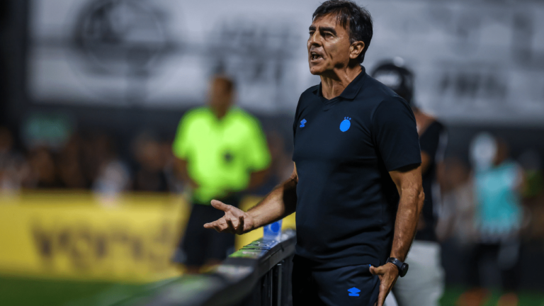 portaldogremista.com_.br-quinteros-se-irrita-e-questiona-arbitragem-sempre-um-expulso-gremio-gustavo.png