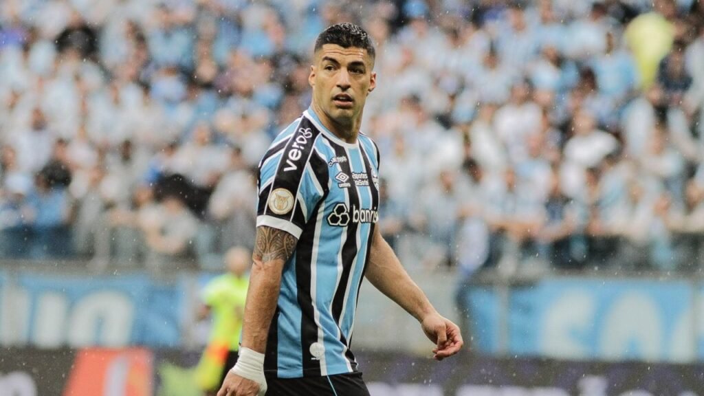 portaldogremista.com_.br-suarez-sobe-o-tom-e-abre-o-jogo-sobre-suposta-reta-final-no-gremio-suarez-gr.jpeg