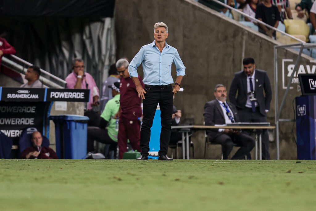renato-gaucho-na-beira-do-campo.jpg