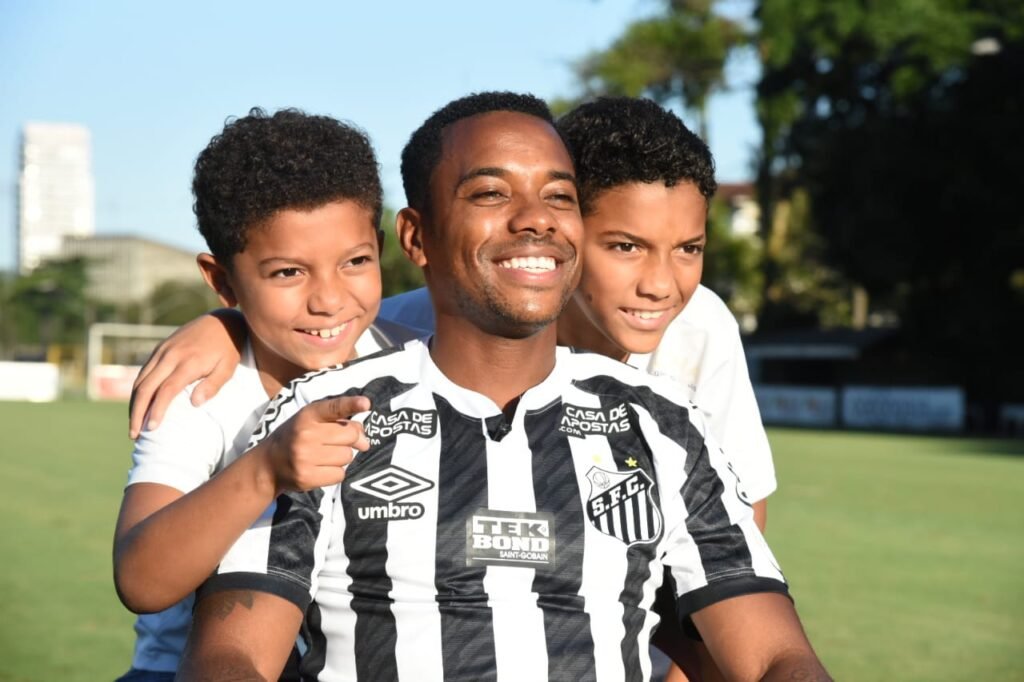 robinho-posa-ao-lado-dos-filho-no-ct-do-santos.jpg