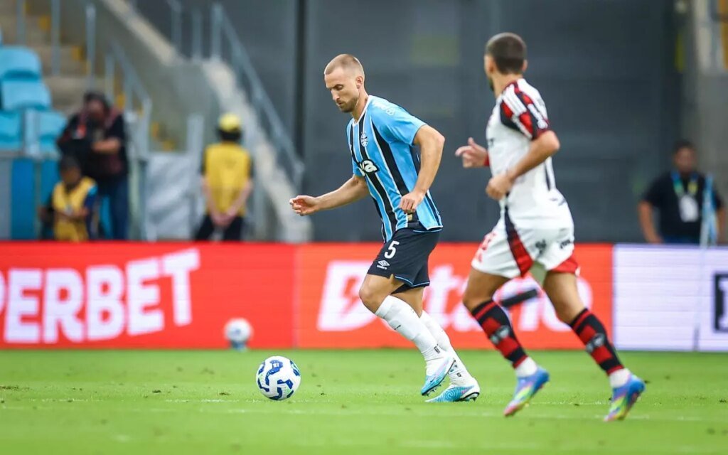 rodrigo-ely-zagueiro-gremio-x-flamengo-brasileirao.jpg