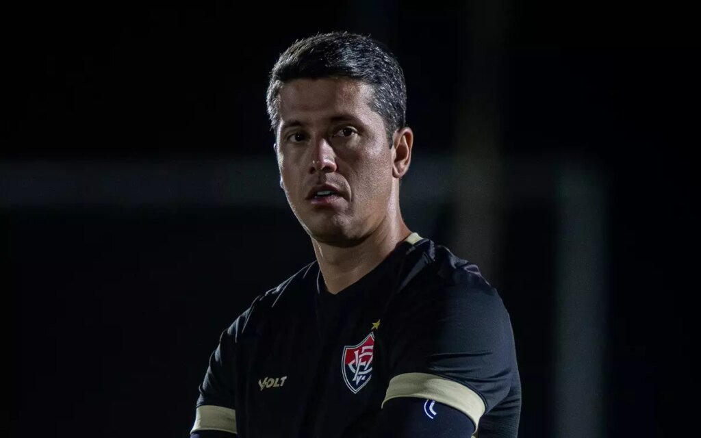 thiago-carpini-tecnico-vitoria-brasileirao.jpg